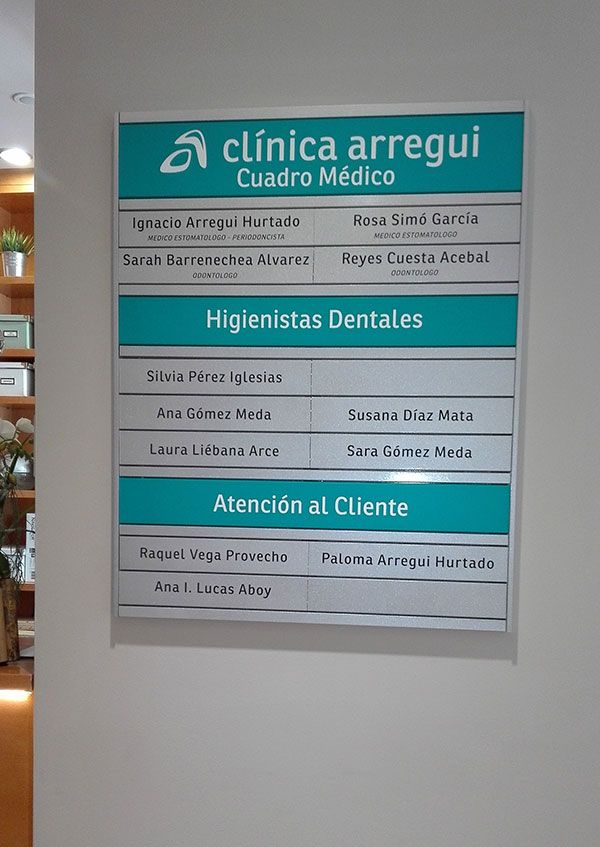 A sign on a wall that says clinica arregui cuadro medico