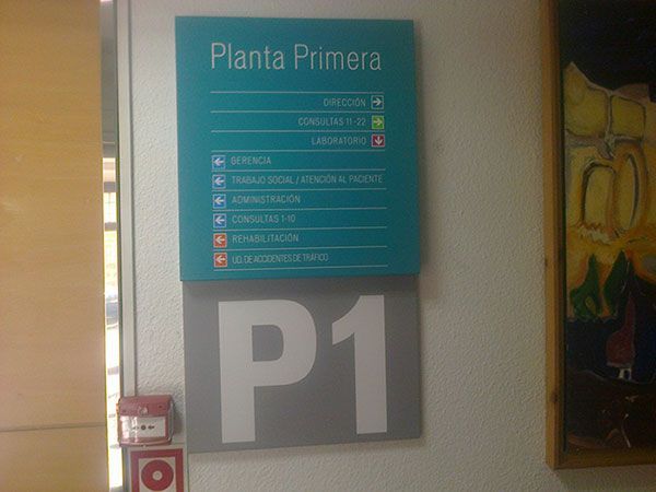 Un cartel en una pared que dice planta primera p1