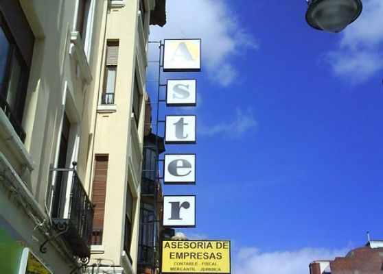Un edificio con un cartel que dice Aster.