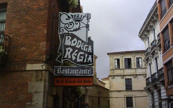 Un cartel en un edificio que dice bodega regia