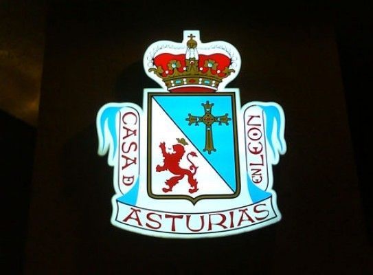 Un escudo de armas para Asturias con un león y una cruz.