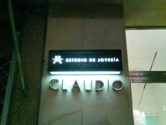 Un cartel de Claudio se ilumina por la noche.