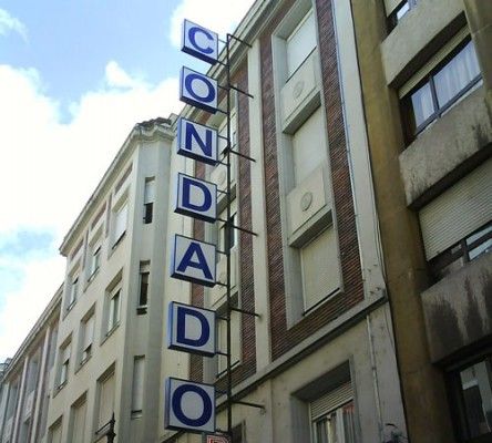 Un edificio con un cartel que dice condado.