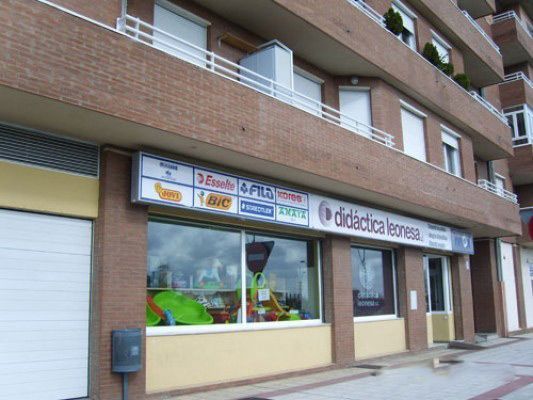 Un escaparate con un cartel que dice didáctica express