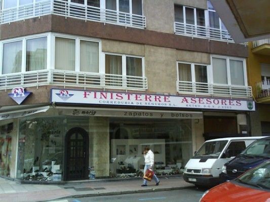 Un escaparate con un cartel que dice finisterre asesores