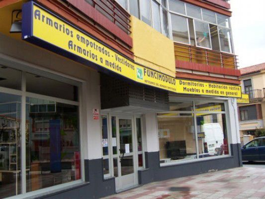 Un escaparate con un cartel que dice 