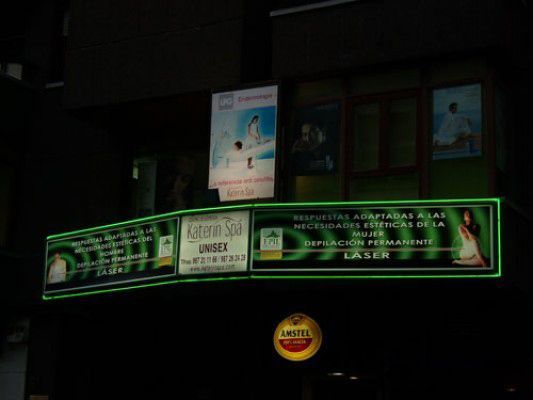 Un cartel verde que dice láser.