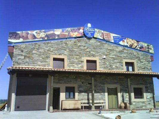 Un edificio de piedra con un cartel en el techo que dice 'palma'