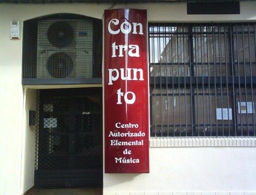 Un cartel rojo en el costado de un edificio dice