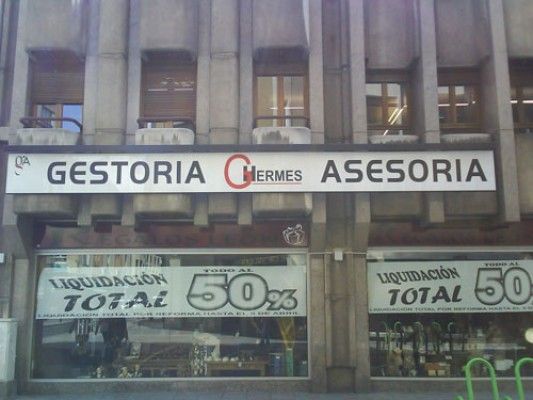 Un edificio con un cartel que dice gestoria hermes asesoria
