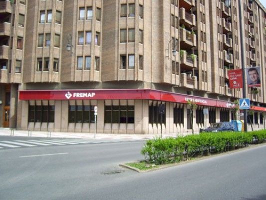 Un edificio con un cartel rojo que dice fredap