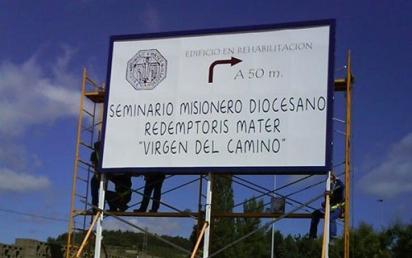 Un cartel que dice seminario misionero diocesano redemptoris mater virgen del camino
