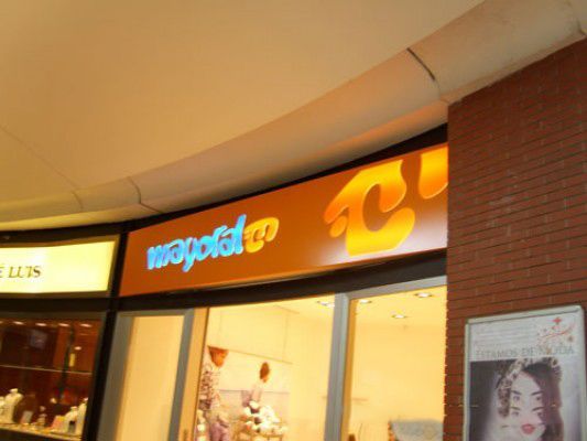 Un escaparate con un cartel que dice