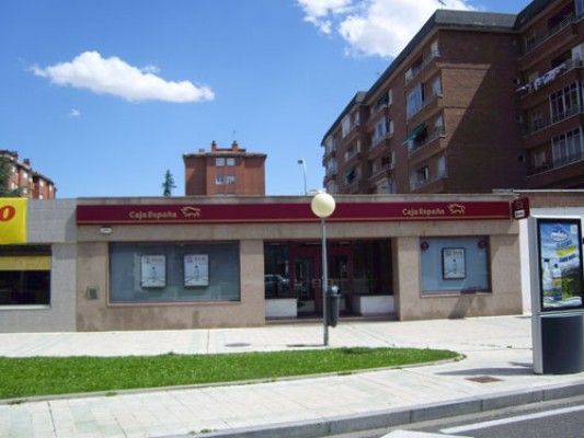 Un edificio con un cartel rojo que dice 'Carrefour'.