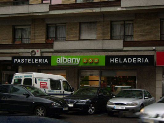 Los coches están aparcados delante de una tienda llamada Albany.