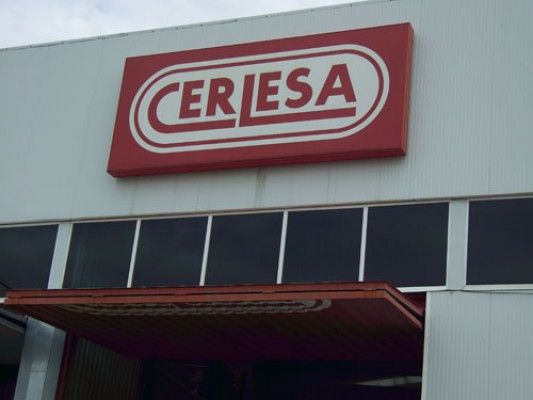 Un cartel de ceresa está en el costado de un edificio.