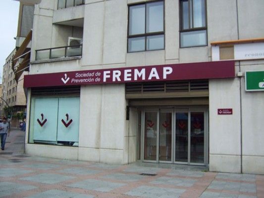Un edificio con un cartel rojo que dice fremap