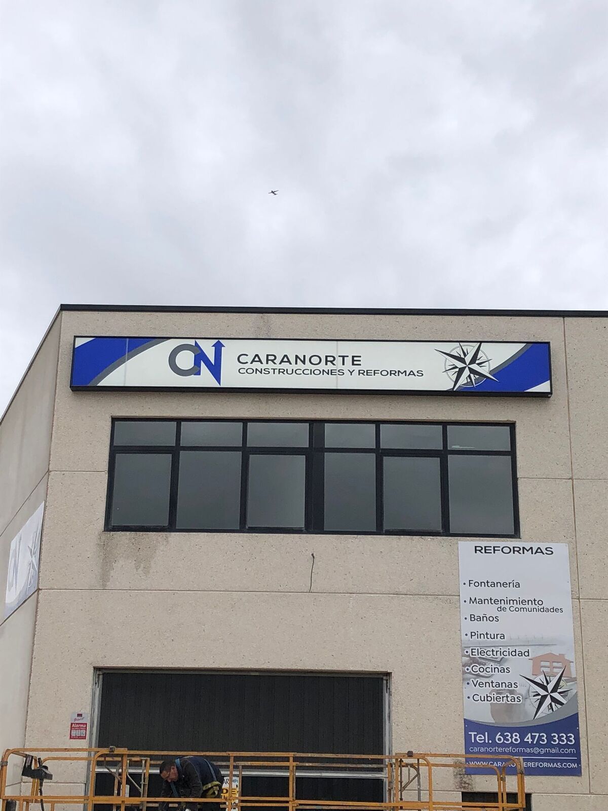 Un edificio con un cartel que dice cn.