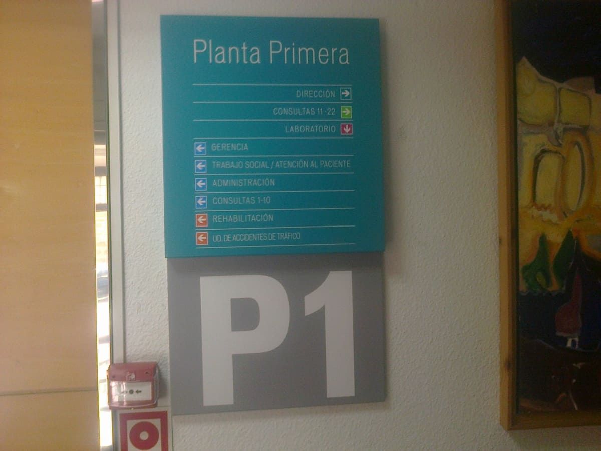Un cartel en una pared que dice planta primera p1