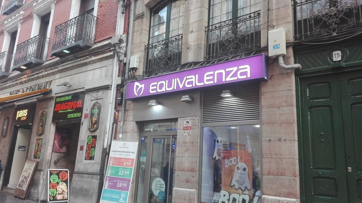 Un escaparate con un cartel morado que dice equivalencia