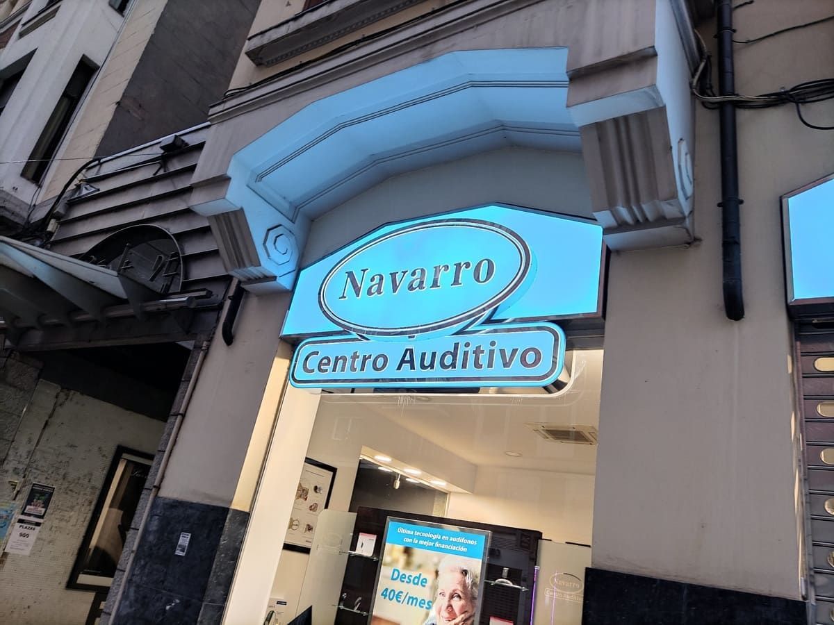 Un cartel azul que dice Navarro Centro Auditivo.