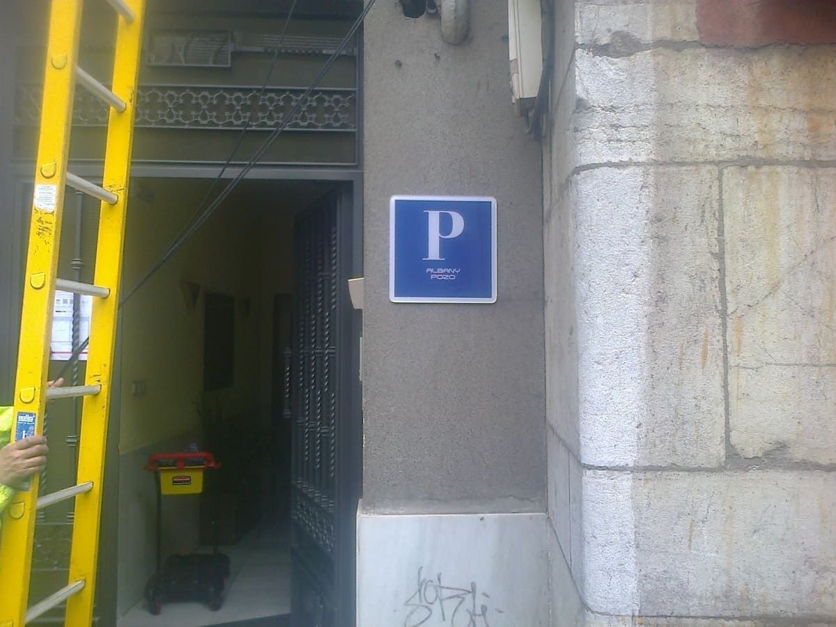 Un cartel azul con la letra p.