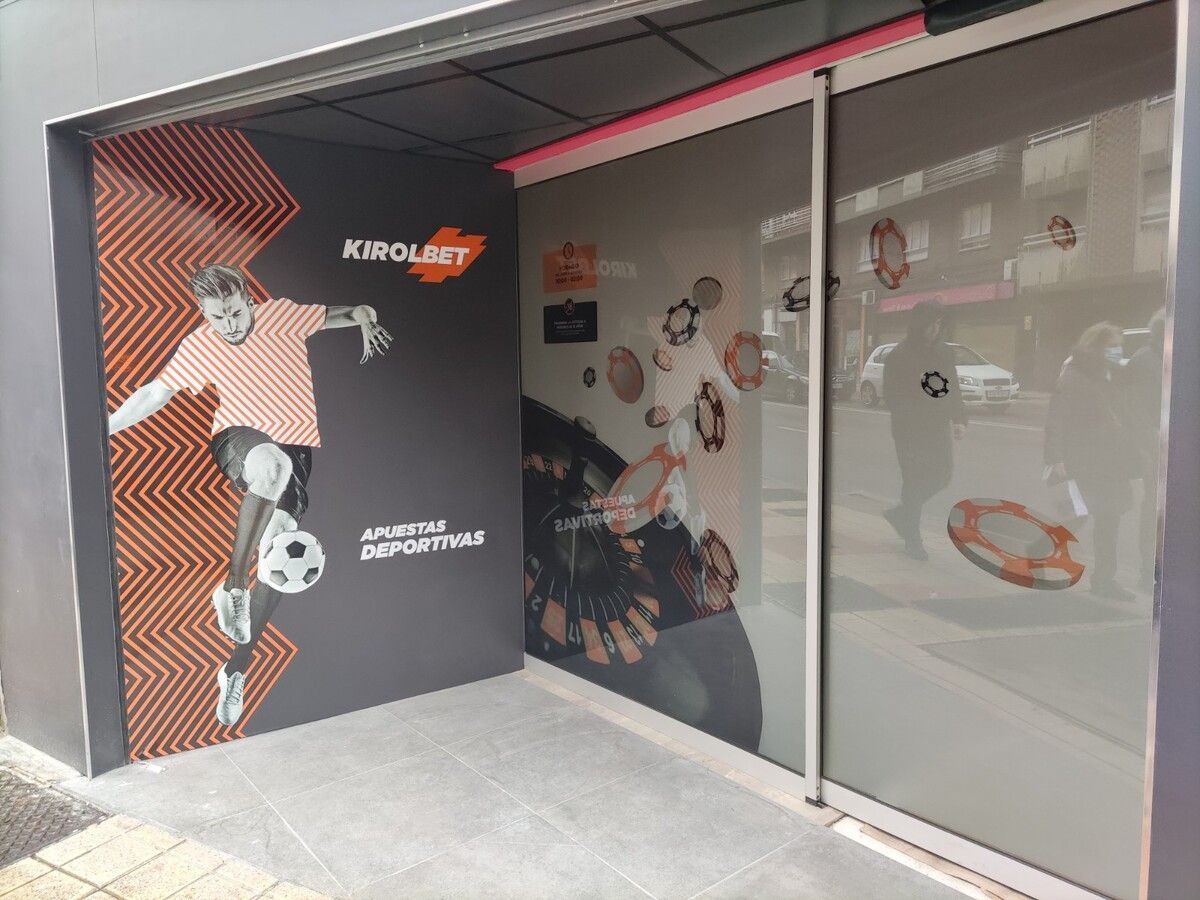 Un escaparate con un jugador de fútbol en él.