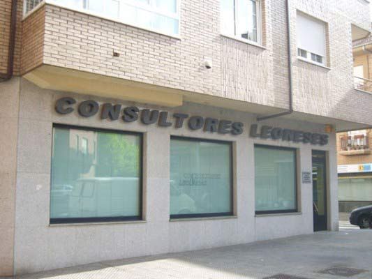 Un edificio con la palabra consultores en él.