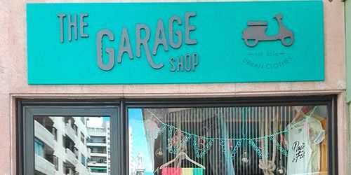 Un frente de tienda con un cartel que dice 
