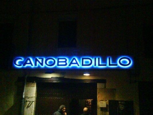 Un letrero de neón de Canobadillo se enciende por la noche.