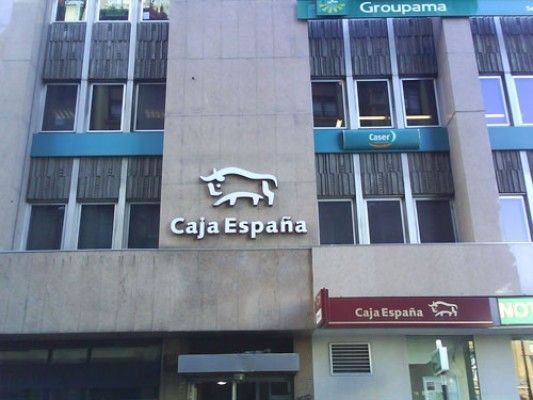 Un edificio con la inscripción Caja España.