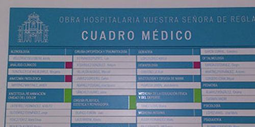Un cartel azul que dice cuadro medico.