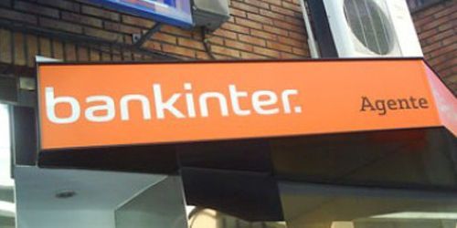 Un cartel de Bankinter cuelga del costado de un edificio.
