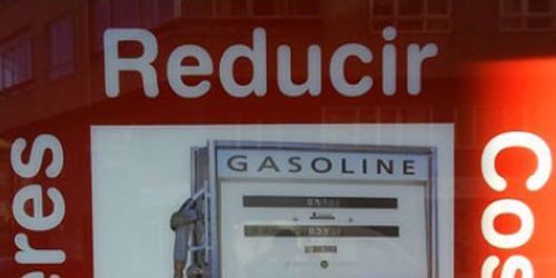 Un cartel que dice reducir gasolina