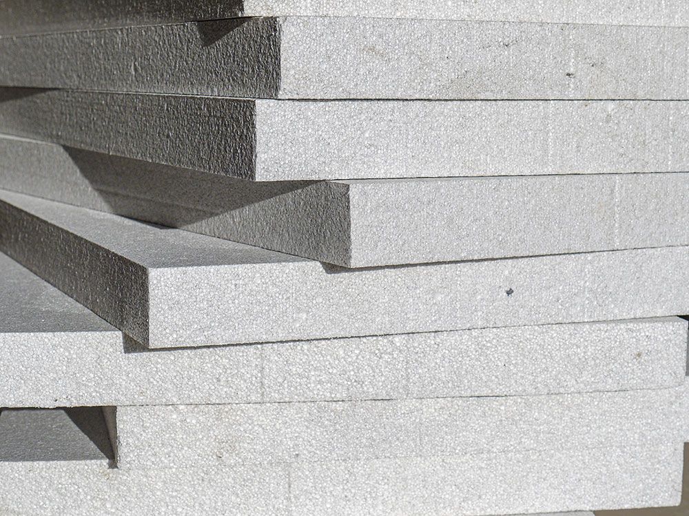 Stapel aus grauen, rechteckigen Dämmplatten mit strukturierter Oberfläche.