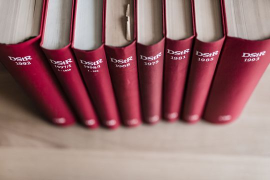 Poschkamp Steuerberatungsgesellschaft mbH Eine Person am Schreibtisch schreibt in ein Notizbuch