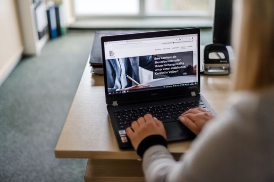 Poschkamp Steuerberatungsgesellschaft mbH Eine Person tippt etwas in einen Taschenrechner