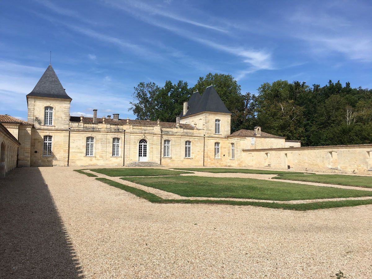 Installation de fenêtres dans un château
