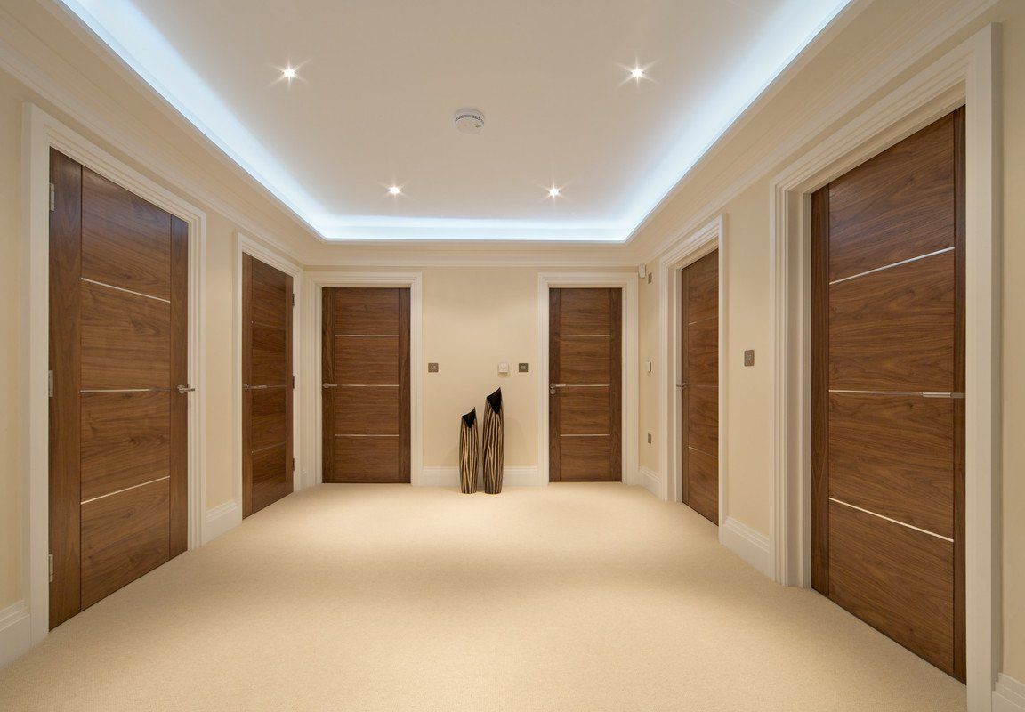 Hall avec portes intérieures en bois