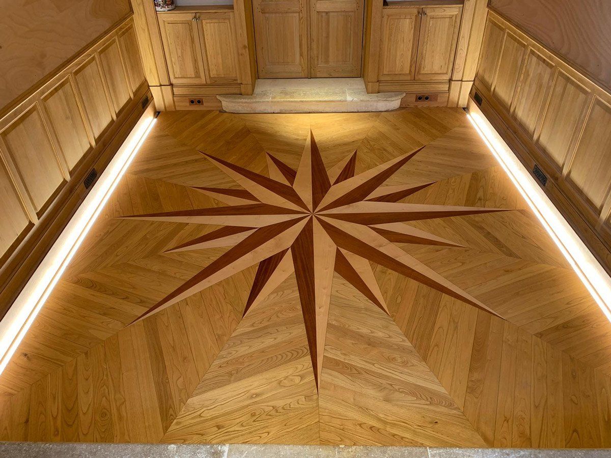 Hall avec portes intérieures en bois