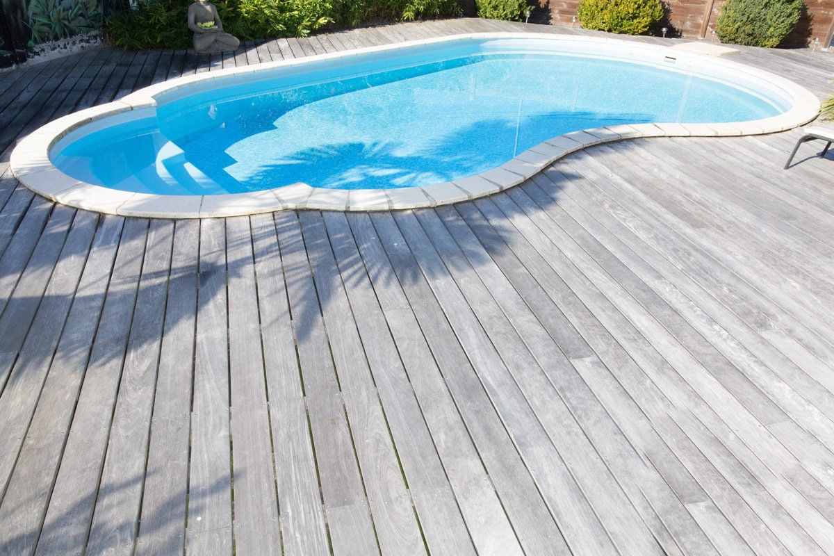 Terrasse de piscine en bois