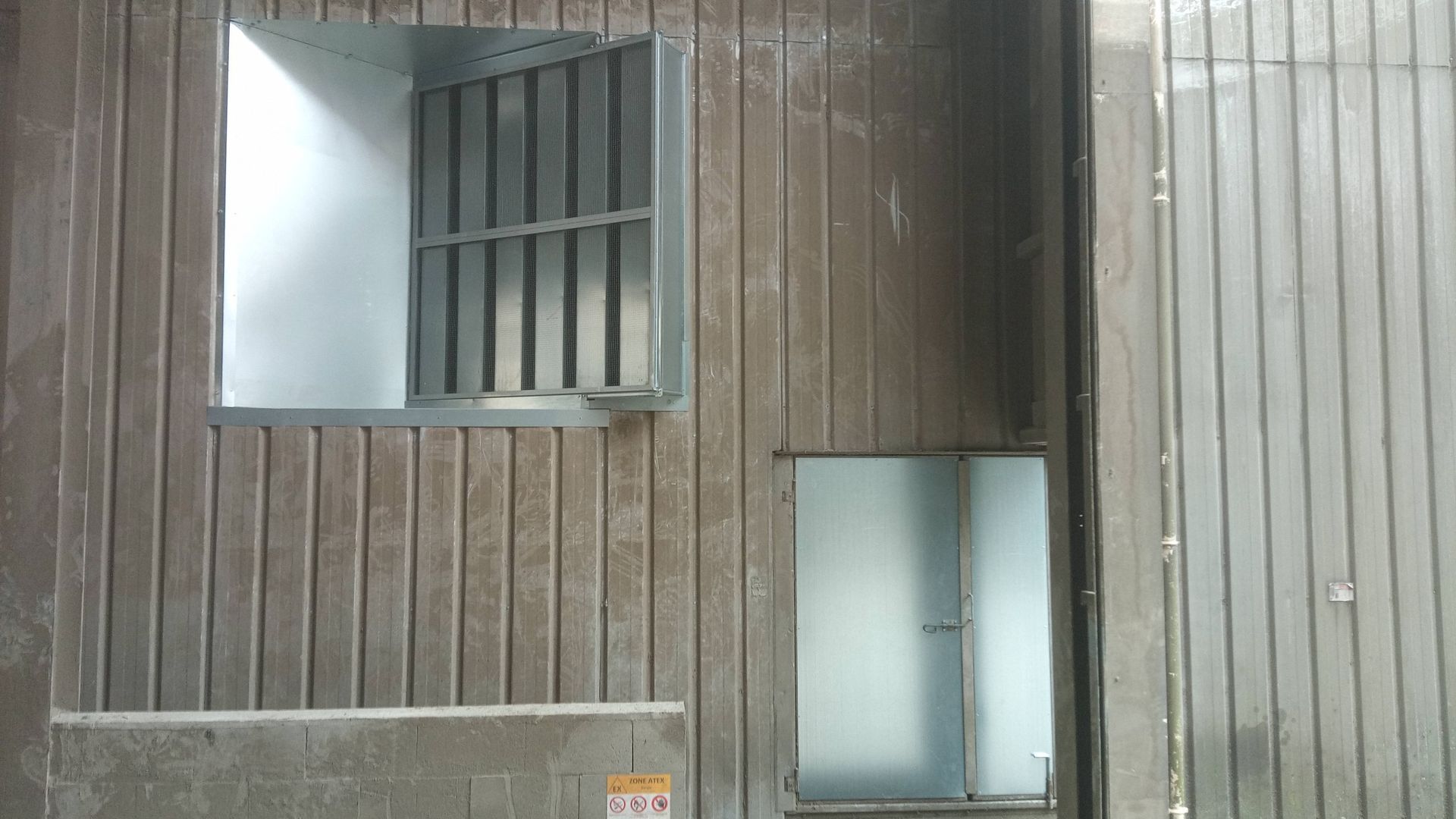 Porte et fenêtre d'un silo à grains