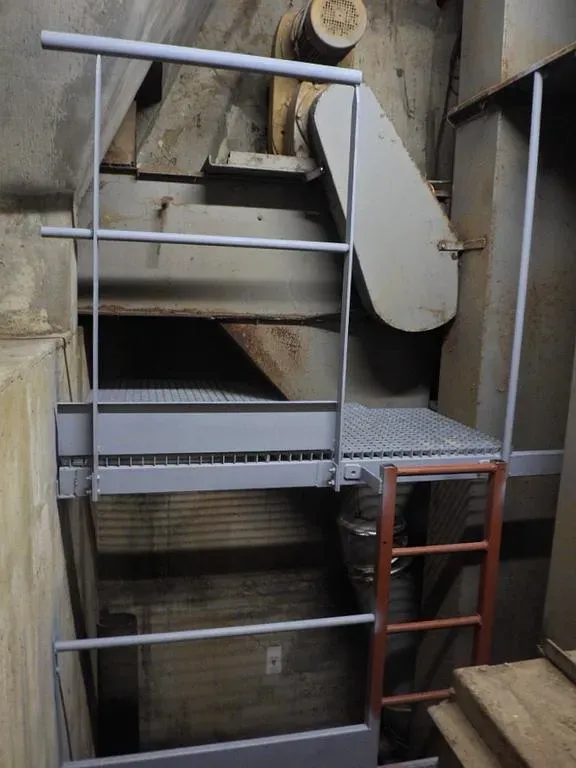 Passerelle intérieure d'un silo