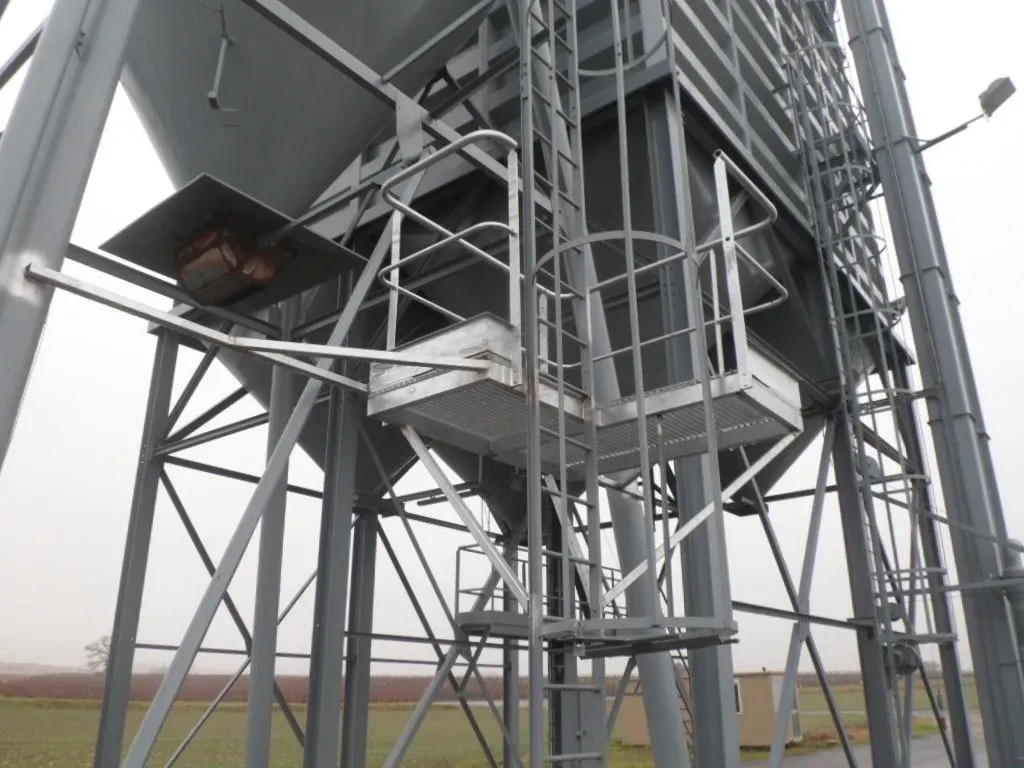 Passerelle extérieure d'un silo