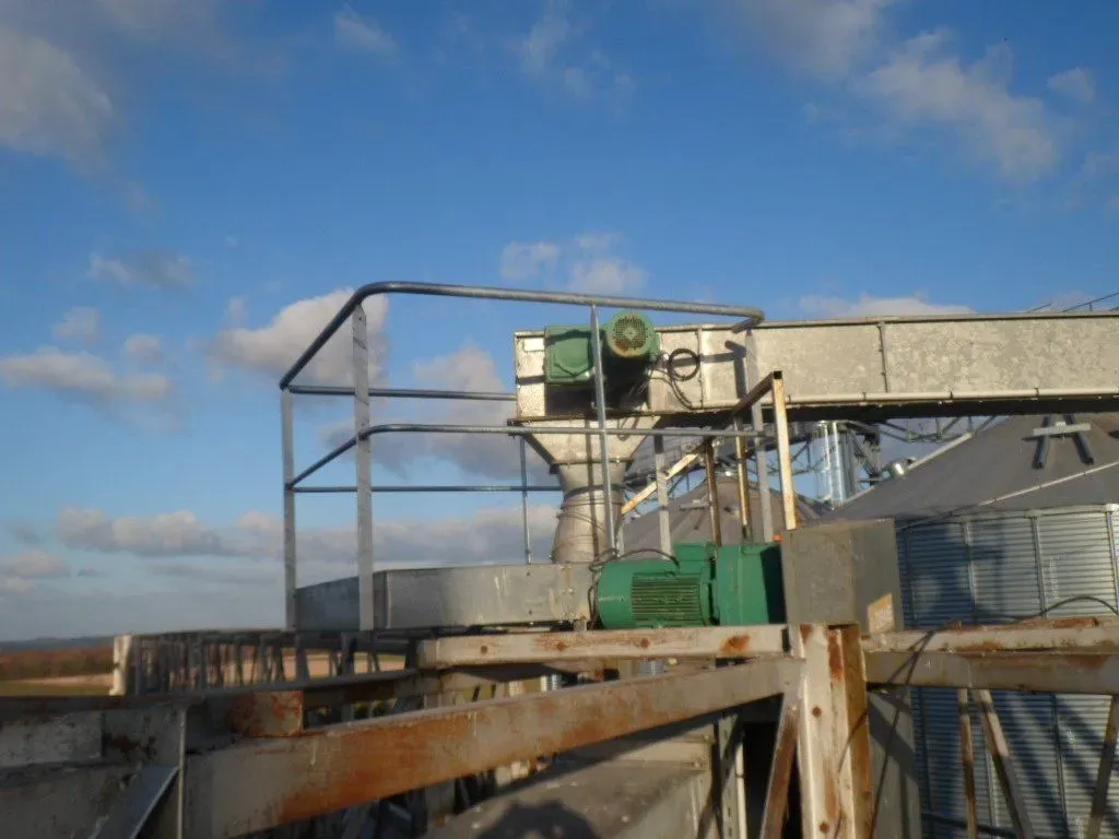 Passerelle sur le toit d'un silo