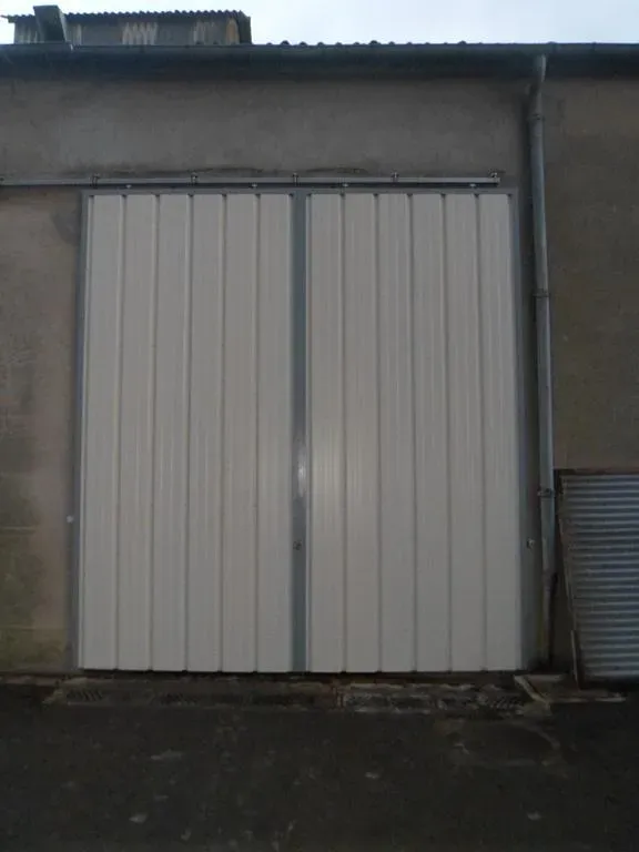 Porte d'un hangar en métal