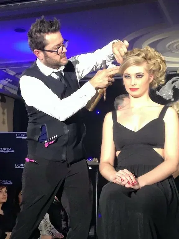 Soin capillaire devant public