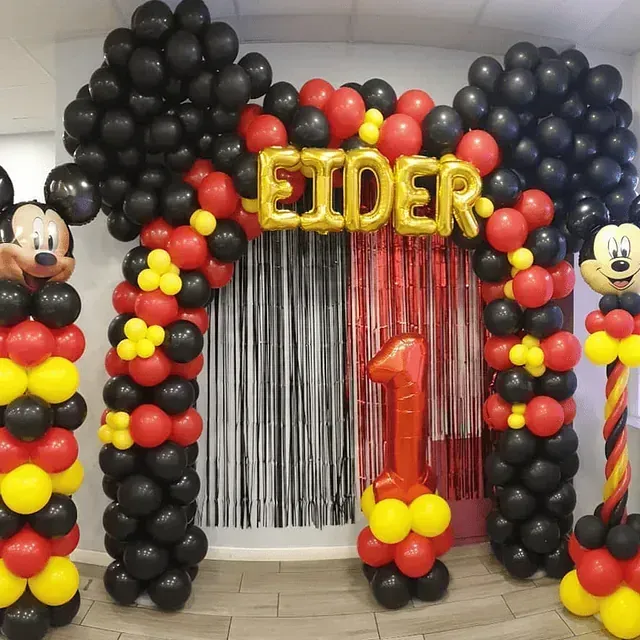 Una habitación decorada con globos de Mickey Mouse y el nombre Eider.