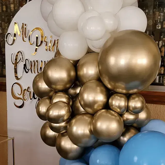 Un montón de globos están sentados frente a un cartel que dice comunión.