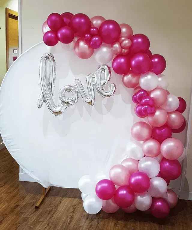 Un arco de globos con la palabra amor escrita en él.